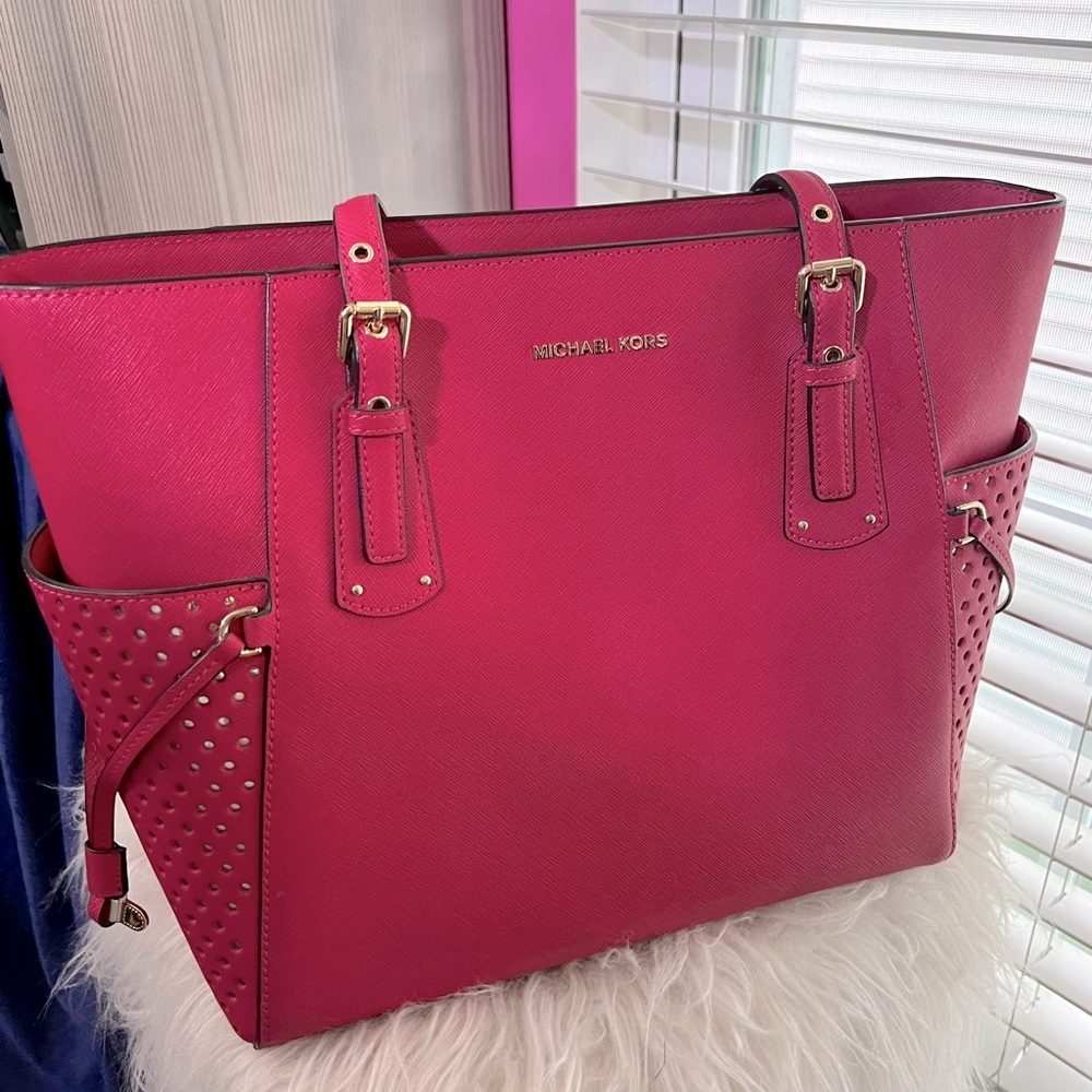 Super cute MK pink with gold accents bucket bag!